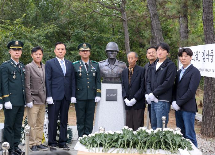 육군훈련소가 개최한 고(故) 김낙중 상사 흉상 제막식 참석자들이 기념촬영을 하고 있다. 부대 제공