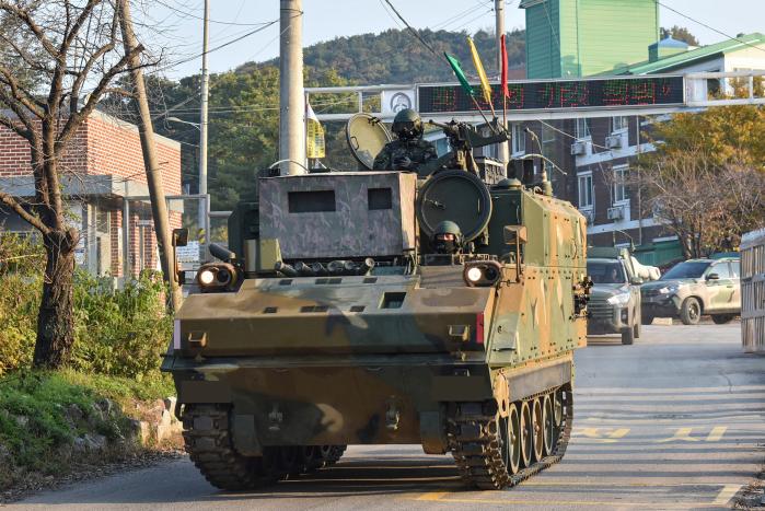 육군2기갑여단 K277 지휘형장갑차가 29일 ‘통일로 완전작전의 날’ 훈련 중 기동하고 있다. 부대 제공