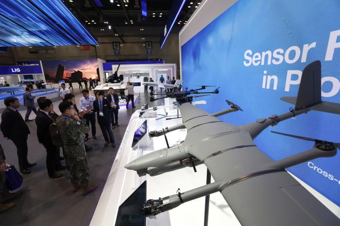 서울 ADEX 2025가 지난 24일 막을 내린 가운데 전시장을 찾은 관람객들이 전시물을 살펴보고 있다. 이윤청 기자