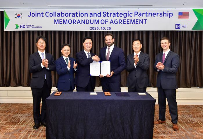 주원호(왼쪽 셋째) HD현대중공업 특수선사업부 사장과 에릭 츄닝(오른쪽 셋째) 헌팅턴 잉걸스 전략 개발 총괄 부사장이 ‘상선 및 군함 건조 협력에 관한 합의 각서’를 체결하고 있다. HD현대중공업 제공