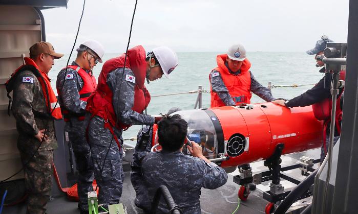지난 24일 남해상에서 해군 고성함 승조원들이 ‘2025 다국 간 기뢰전 훈련’ 중 하나인 무인처리기(MDV) 훈련 준비작업을 하고 있다. 부대 제공