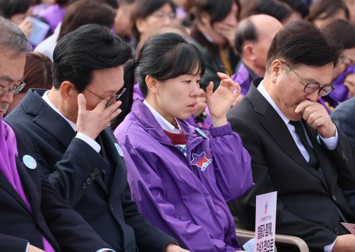 김민석 국무총리가 29일 서울 종로구 광화문 광장에서 열린 이태원 참사 3주기 기억식에서 눈물을 닦고 있다. 왼쪽부터 김 총리, 송해진 유가족협의회 운영위원장, 우원식 국회의장. 연합뉴스