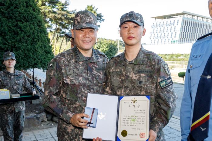 김호복(왼쪽) 육군2작전사령관이 28일 열린 ‘태안105완전작전’ 유공자 표창 수여식에서 윤주호 상병에게 국방부 장관 표창을 수여하고 있다. 부대 제공