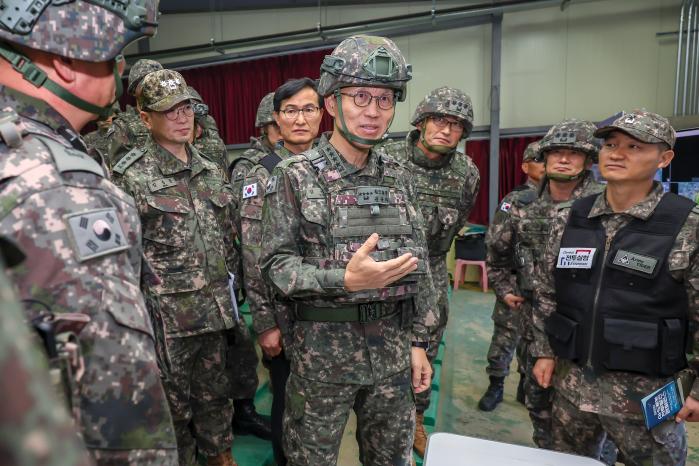 김규하 육군참모총장이 28일 육군과학화전투훈련단을 방문해 전투실험 중인 장병들을 격려하고 있다. 육군 제공