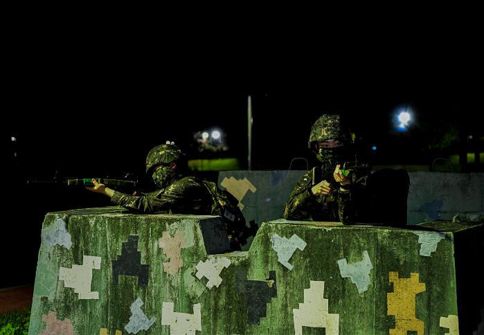 28일 공군3훈련비행단 야간 기지방호훈련에서 장병들이 전투진지 주변을 경계하고 있다. 사진 제공=양하준 하사