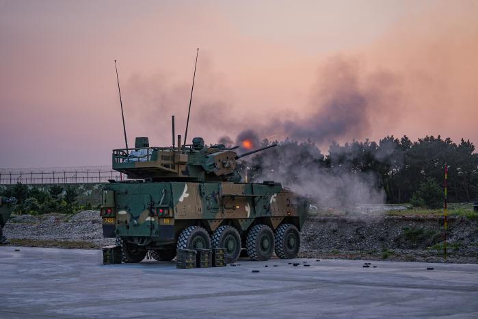 2025년 후반기 대공사격 평가에 참가한 해병대6여단 장병들이 백령도 연화리 사격장에서 차륜형 대공포 천호를 이용해 사격을 하고 있다. 해병대 제공