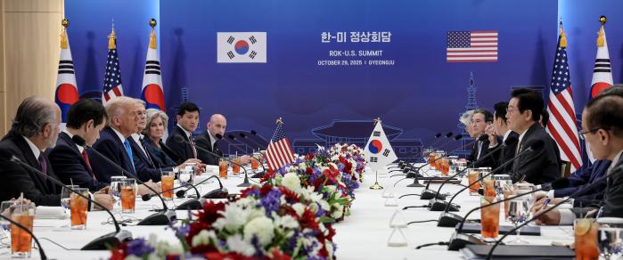 이재명 대통령과 도널드 트럼프 미국 대통령이 29일 경북 경주시 국립경주박물관에서 한미 정상회담을 하고 있다. 연합뉴스