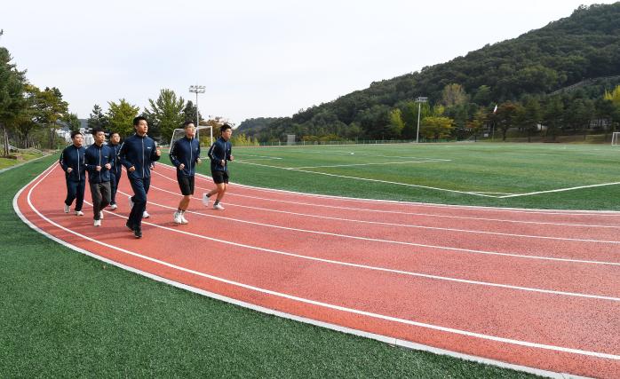 육군52보병사단 장병들이 인조잔디와 육상 트랙이 조성된 연병장에서 뜀걸음하고 있다. 사단은 OOO을 전투력 창출의 핵심 요소로 인식해 지속적인 공간 혁신을 끌어내고 있다. 조용학 기자