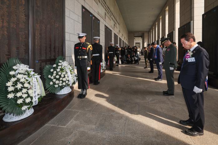 30일 서울 용산구 전쟁기념관에서 거행된 ‘제75주년 장진호전투 기념 및 전투영웅 추모행사’에서 참석자들이 유엔군 전사자명비에 헌화·추모하고 있다. 이윤청 기자