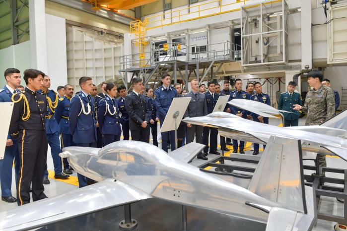 공군사관학교가 지난 27일부터 다음 달 1일까지 운영 중인 외국군 사관생도 초청 ‘국제교류주간(International Week)’에서 참가자들이 축소 모형으로 제작한 항공기에 관한 설명을 듣고 있다. 부대 제공