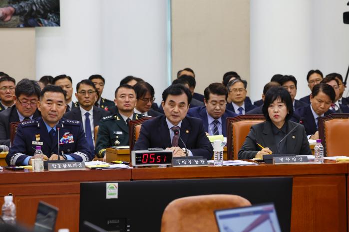 안규백(맨 앞줄 가운데) 국방부 장관이 30일 국회에서 열린 2025년도 국회 국방위원회 종합 국정감사에서 의원 질의에 답변하고 있다. 이경원 기자