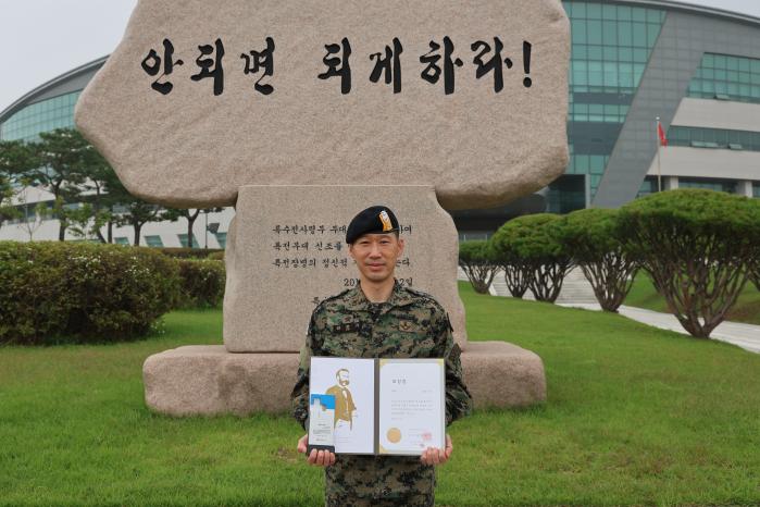 육군특수전사령부 본부근무대에서 근무하는 김호기 상사가 헌혈 100회를 달성해 대한적십자사 명예장을 받은 뒤 기념사진을 찍고 있다. 부대 제공