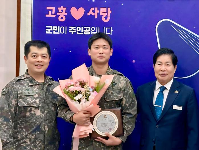 야간작전 복귀 중 공장 화재를 진압한 육군31보병사단 이순신여단 서희상 중사가 고흥군수 표창을 받은 뒤 기념사진을 찍고 있다. 부대 제공