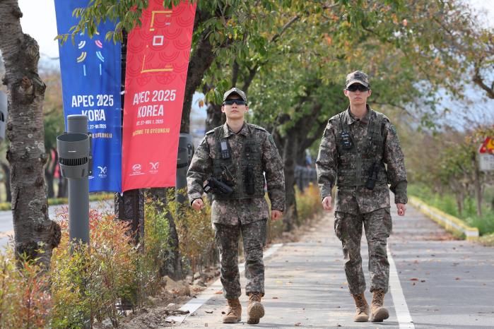 ‘2025 아시아태평양경제협력체(APEC) 정상회의’ 개막을 하루 앞둔 30일 경북 경주시 일대에서 육군50보병사단 장병들이 경계·경비 임무를 위해 군·경 합동초소에 투입되고 있다. 조종원 기자