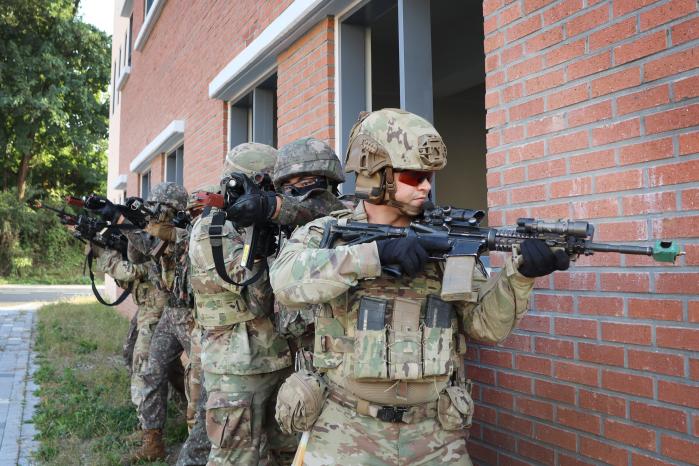 육군17보병사단 미추홀여단 기동중대와 미2사단/한미연합사단 스트라이커여단 장병들이 한미 연합 소부대 전술훈련에서 목표지점으로 기동하고 있다. 부대 제공