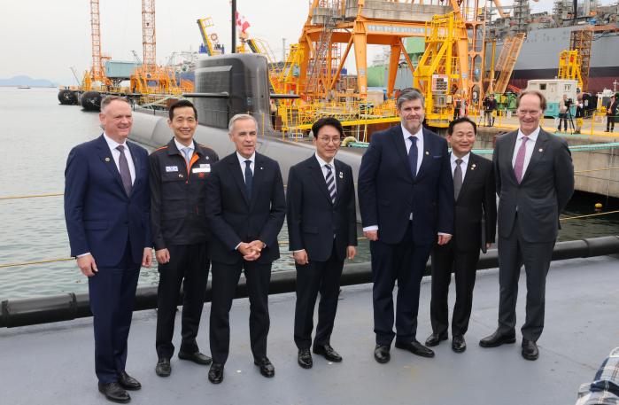 장영실함 앞에 선 캐나다 총리와 김민석 총리 30일 한·캐나다 정상회담에서 이재명 대통령은 캐나다가 추진하는 차기 잠수함 수주 사업과 관련해 마크 카니 총리에게 한국의 적극적 기여를 희망한다는 뜻을 밝혔다. 정상회담 후 카니 총리와 데이비드 맥긴티 국방장관은 한화오션 거제사업장을 찾아 3600톤급 잠수함 건조 현장을 둘러봤다. 경남 거제 한화오션 거제조선소 장영실함 앞에서 기념 촬영을 하고 있는 김민석(가운데) 국무총리와 마크 카니(왼쪽 셋째) 캐나다 총리, 김동관(왼쪽 둘째) 한화그룹 부회장, 이두희(오른쪽 둘째) 국방부 차관. 연합뉴스
