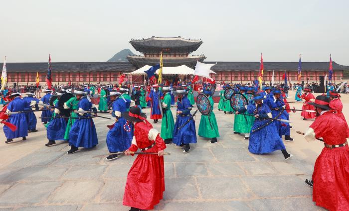 30일 서울 종로구 경복궁 흥례문 앞에서 궁궐 호위군 사열 의식 ‘첩종’ 재현 행사가 열리고 있다. ‘첩종’은 종을 연달아 치는 것으로 조선시대 국왕이 비상사태를 대비해 호위군을 직접 살피는 군사 의식이다. 연합뉴스