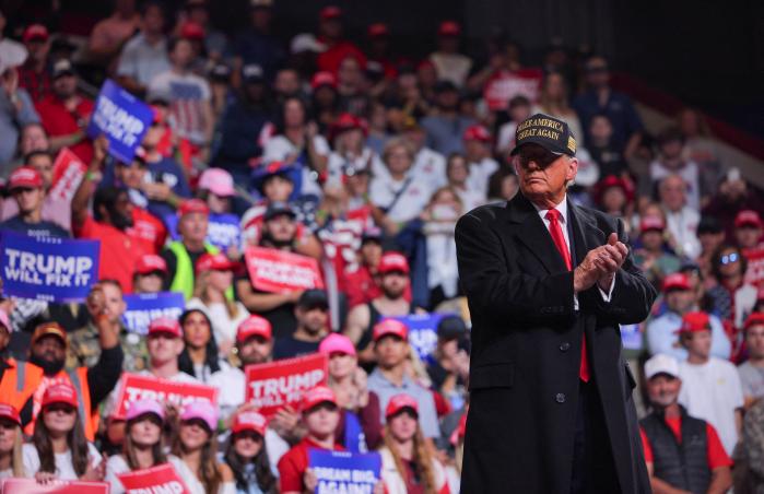 지난해 11월 3일(현지시간) 미국 조지아주 메이컨에서 당시 도널드 트럼프 대통령 당선인이 무대에 올라 연설하고 있다. 로이터·연합뉴스