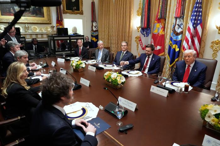 도널드 트럼프 미국 대통령이 지난달 14일 미국 워싱턴DC 백악관에서 하비에르 밀레이 아르헨티나 대통령과 회담하고 있다. AP·연합뉴스