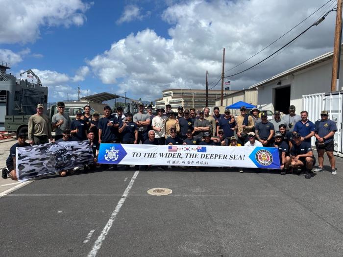 지난달 30일 한국·미국·호주 연합 종합구조잠수훈련을 마친 세 나라 장병들이 성공적인 훈련을 기념하며 함께 사진을 찍고 있다. 부대 제공