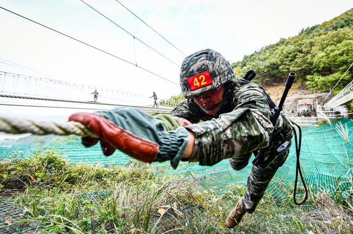해병대2사단 장병들이 산악기초훈련 교관 집체교육에서 외줄 도하를 하고 있다. 부대 제공