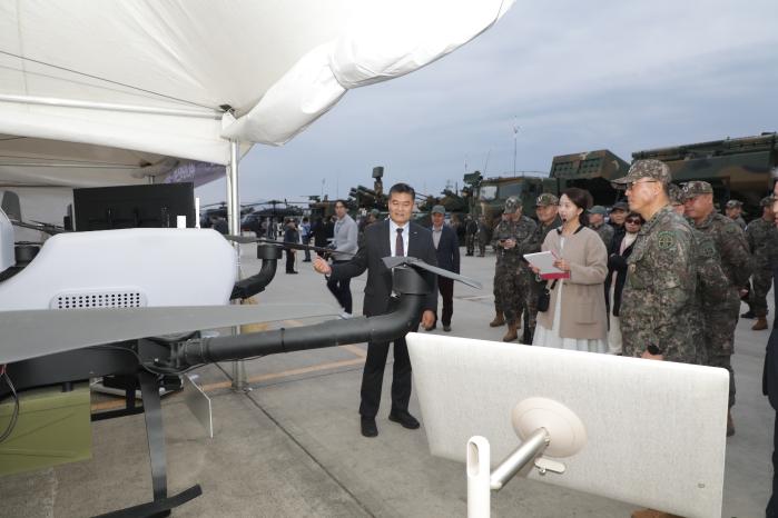 주성운(앞줄 맨 오른쪽) 육군지상작전사령관이 ‘2025 아미타이거(Army TIGER) 드론봇 페스티벌’에서 전시 중인 장비들을 관람하고 있다. 부대 제공