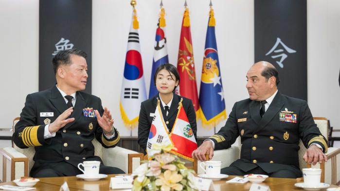 강동길(왼쪽) 해군참모총장이 지난달 31일 해군본부에서 하비에르 브라보 데루에다 페루 해군사령관과 양자대담을 하고 있다. 해군 제공