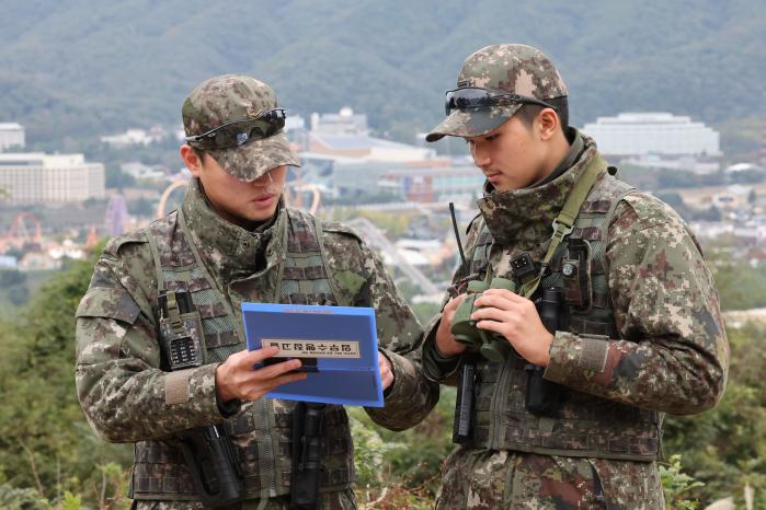 ‘2025 아시아태평양경제협력체(APEC) 정상회의’ 행사 기간인 지난달 30일 경북 경주시 보문단지 일대 산에서 육군50보병사단 장병들이 경계근무를 서고 있다.