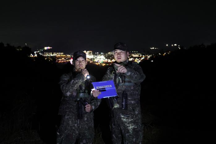 ‘2025 아시아태평양경제협력체(APEC) 정상회의’ 행사 기간인 지난달 30일 경북 경주시 보문단지 일대 산에서 육군50보병사단 장병들이 경계근무를 서고 있다.