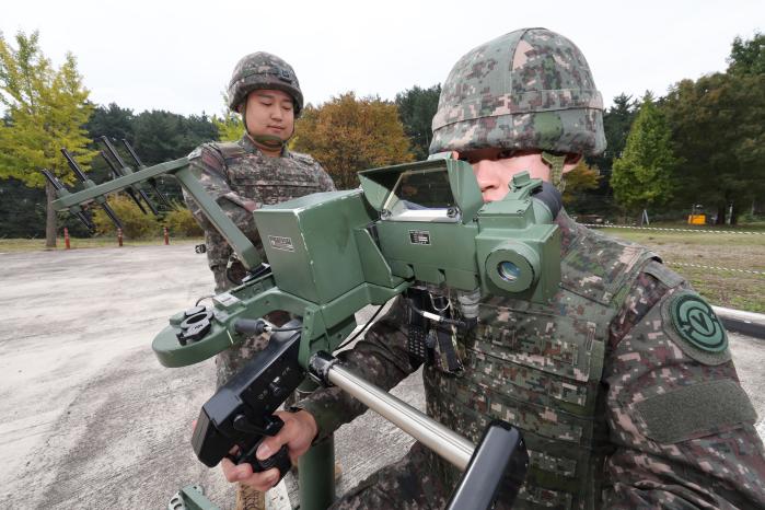방공중대 장병들이 휴대용 대공 유도무기 신궁 설치 및 장비 점검을 하고 있다.
