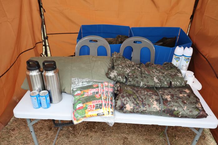 갑작스러운 기온 하강으로 부대에서 보급한 방한용품들.