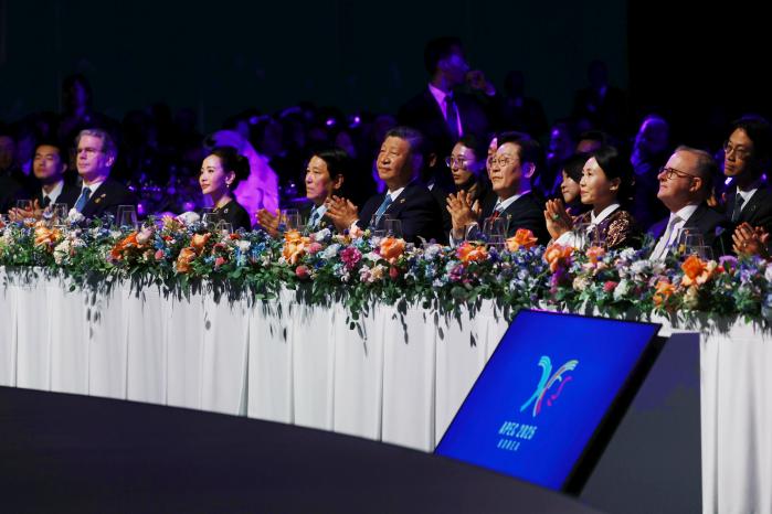 이재명(앞줄 오른쪽 셋째) 대통령과 시진핑(앞줄 오른쪽 넷째) 중국 국가주석 등 정상들이 지난달 31일 열린 ‘2025 아시아태평양경제협력체(APEC) 정상회의’ 환영만찬에서 문화공연을 관람하고 있다. 연합뉴스