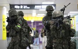 육군수도방위사령부 예하 56보병사단 장병들이 3일 서울역에서 열린 화랑훈련에서 테러범 진압을 위해 기동하고 있다. 부대 제공