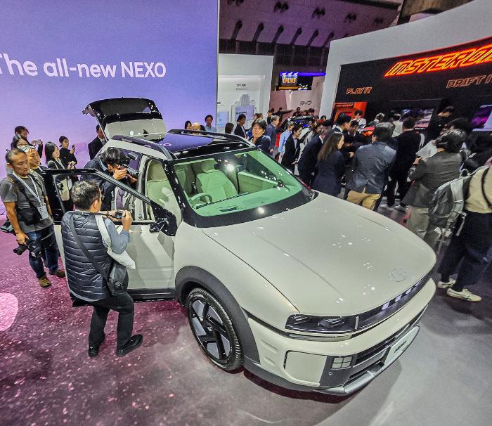 현대차 신형 넥쏘를 살펴보고 있는 관람객들.