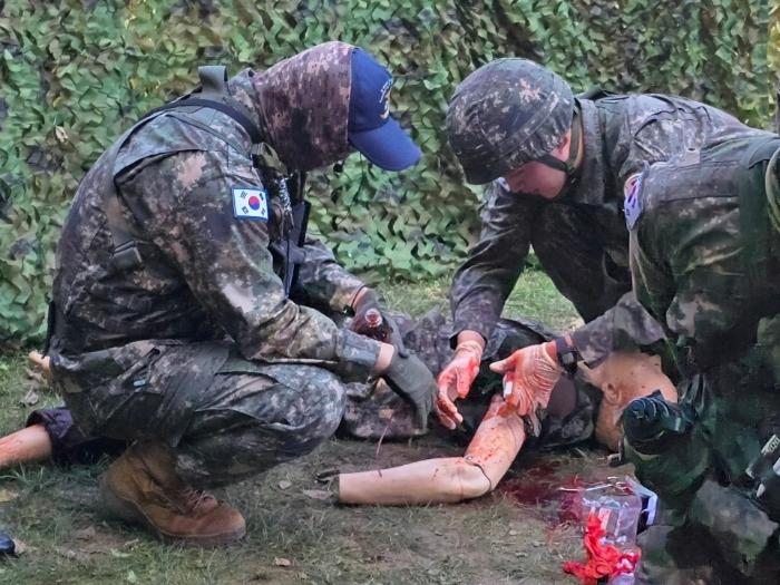 ‘2025년 전군 최정예 전투부상자처치 요원 선발대회’에 참가한 장병들이 전술적 후송처치 단체평가를 받고 있다. 사진 제공=백승빈 육군대위