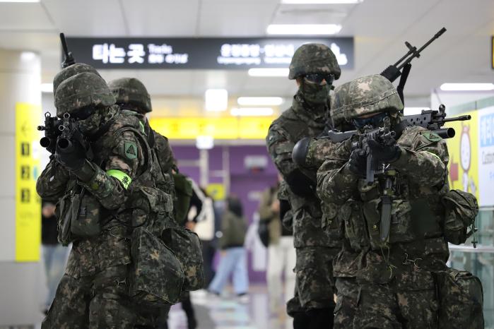육군수도방위사령부 예하 56보병사단 장병들이 3일 서울역에서 열린 화랑훈련에서 테러범 진압을 위해 기동하고 있다. 부대 제공