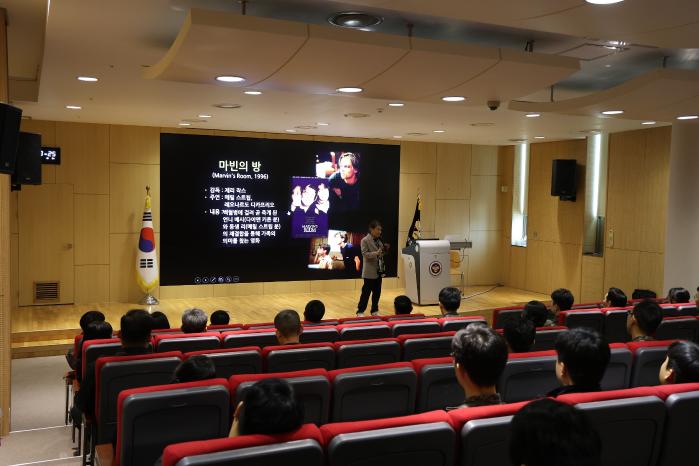 국군재정관리단이 개최한 ‘2025 중앙계약업무 발전세미나’에서 상담심리 전문가가 강연하고 있다. 부대 제공