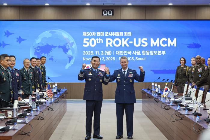 진영승(왼쪽) 합참의장과 존 대니얼 케인 미국 합참의장이 3일 합동참모본부에서 열린 제50차 한미 군사위원회 회의(MCM)에서 손을 맞잡으며 기념사진을 찍고 있다. 한재호 기자