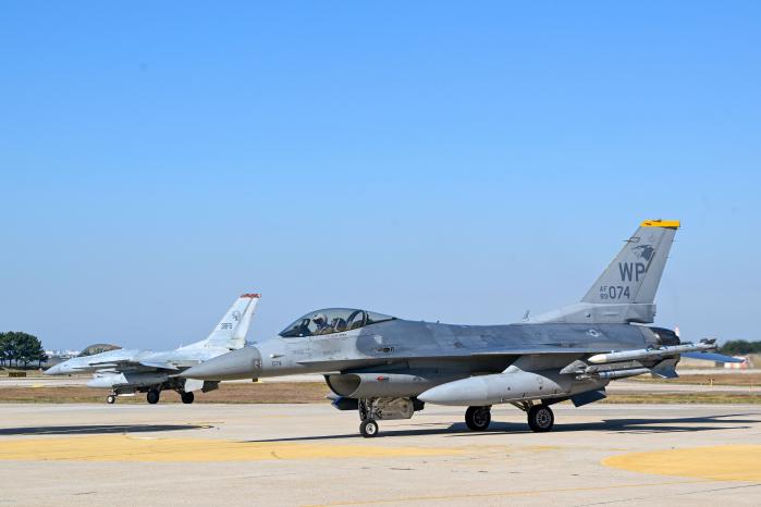 3일 시작한 ‘25-2 프리덤 플래그 훈련’에서 공군38전투비행전대 KF-16(왼쪽)과 미 공군8전투비행단 F-16 전투기가 지상을 활주하고 있다. 공군 제공
