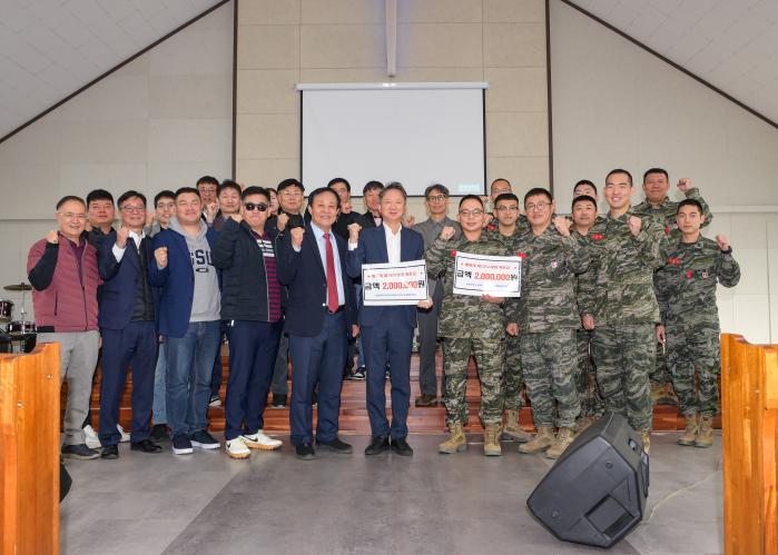 3일 해병대군수단 1군수대대가 개최한 안전전문가 부대방문 행사에서 참석자들이 기념사진을 찍고 있다. 사진 제공=송예훈 상병