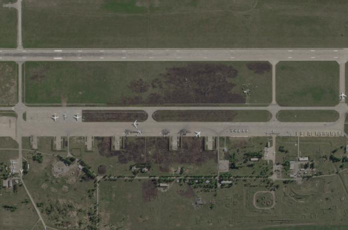 지난 6월 1일 우크라이나군이 감행한 ‘스파이더웹 작전’으로 드론 다수에 의해 큰 피해를 본 러시아 벨라야 공군기지 위성사진. 드론에 의해 손상을 입은 전략폭격기 여러 대를 확인할 수 있다. 로이터·연합뉴스