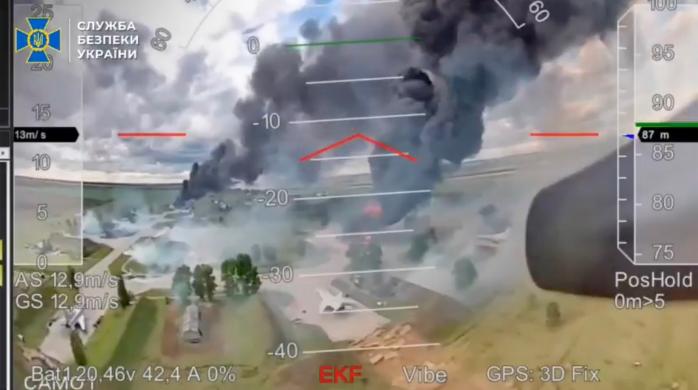 러시아 벨라야 공군기지가 드론 공격을 받아 연기를 내뿜고 있다.