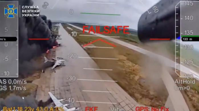 러시아 군 전략폭격기와 공중조기경보통제기 등이 드론 공격을 받아 연기를 내뿜고 있다