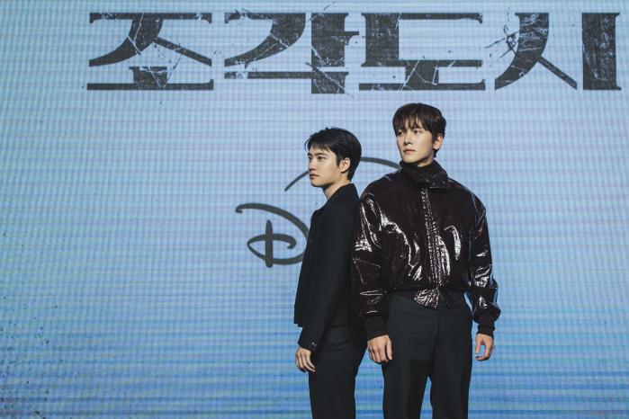 3일 서울 영등포구 콘래드서울 그랜드볼륨에서 열린 디즈니+ 오리지널 시리즈 ‘조각도시’ 제작발표회에서 배우 지창욱(오른쪽)과 도경수가 포즈를 취하고 있다. 사진=디즈니+