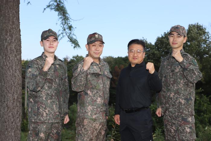 ‘2025 아시아태평양경제협력체(APEC) 정상회의’ 경호·경비작전 중 쓰러진 시민을 구조한 장병들. 왼쪽부터 이효욱 일병, 안선근 상사, 심원창 준위, 신현태 일병. 부대 제공