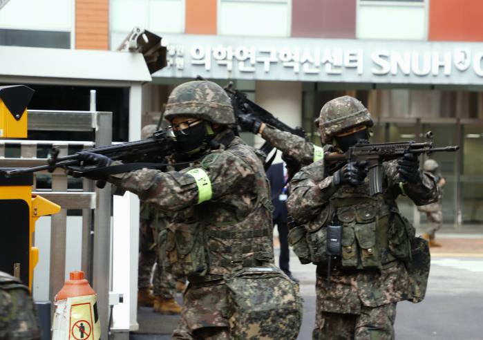 육군56보병사단 삼각산여단 장병들이 4일 국가중요시설에서 열린 화랑훈련 중 기동순찰을 실시하고 있다. 부대 제공
