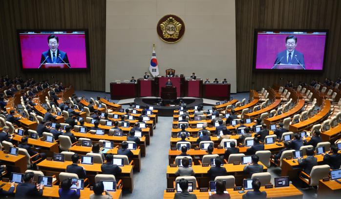 이재명 대통령이 4일 서울 여의도 국회 본회의장에서 내년도 정부 예산안에 대한 시정연설을 하고 있다. 이 대통령은 이날 2026년을 ‘인공지능 시대’로 열겠다고 천명했다. 연합뉴스