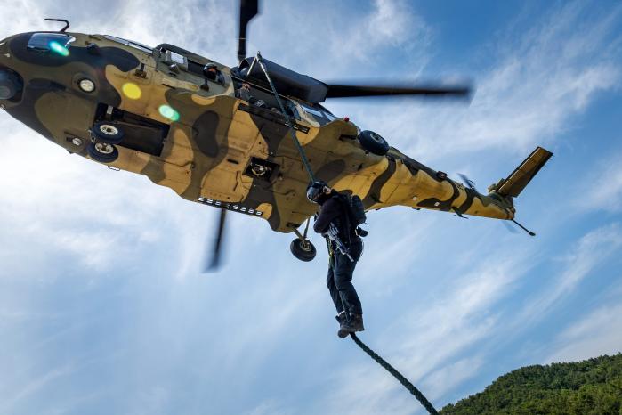 육군21항공단 207항공대대 수리온 헬기를 이용한 급속 헬기 로프 하강훈련 모습.