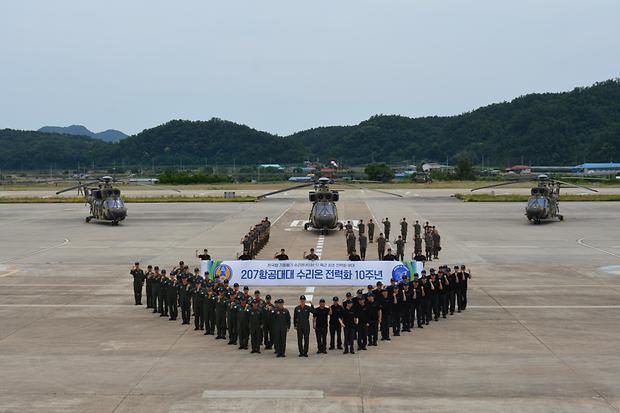 대대 장병과 군무원들이 수리온 헬기 전력화 10주년 기념사진을 촬영하고 있다.