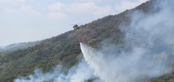 대대 장병과 군무원들이 수리온 헬기 전력화 10주년 기념사진을 촬영하고 있다.